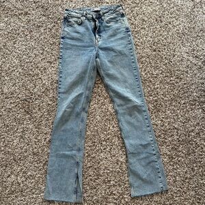 WORN TWICE / ZARA LIGHT WASH / HI RISE SLIM FLARE JEANS W/ SLIT